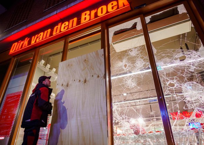 La police de Rotterdam n'a pas encore su consigner tous les magasins détruits et pillés durant la nuit de lundi à mardi