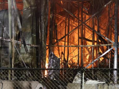 Brandweer nog de hele nacht bezig met blussen van brand bij Vice Versa in Oss: veel rookoverlast in de regio