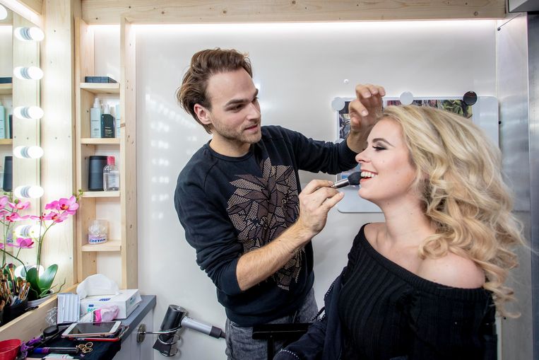 Musicalactrice Helle Vanderheyden neemt maar wat graag plaats in de make-upstudio op wielen.