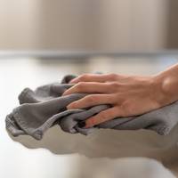 Handig: zó maak je je glazen tafel streeploos schoon
