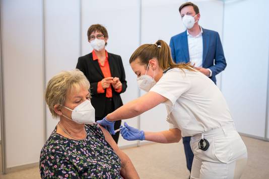 De Duitse minister van Defensie Annegret Kramp-Karrenbauer bezoekt het eerste vaccinatiecentrum dat door het Duitse leger wordt gerund.
