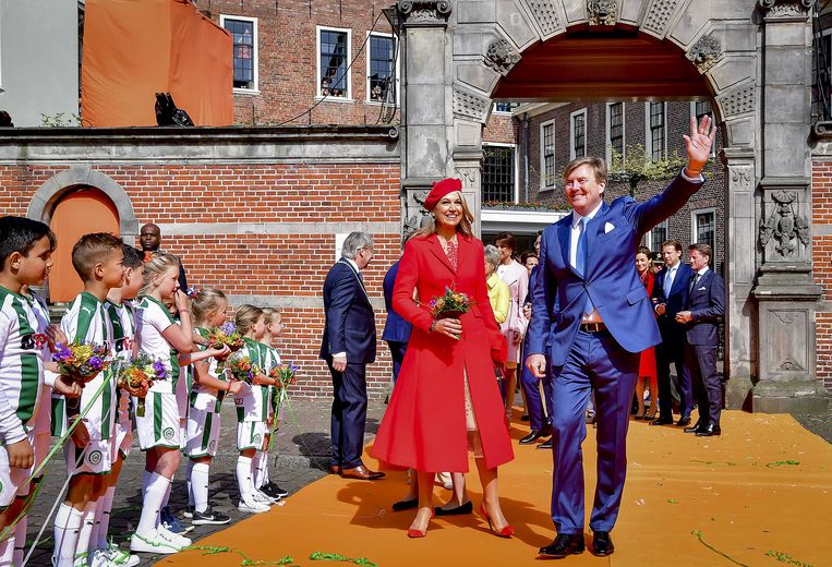 Koning Willem-Alexander en koningin Maxima zijn in Groningen aangekomen.  Beeld ANP