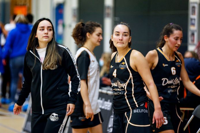 De Bredase basketbalzusjes Lisa (l) en Anna van Dalsum konden met Utrecht Cangeroes niet stunten in de kwartfinale van de playoffs.