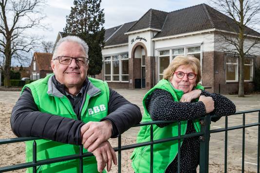 Jan Willem Nienhuis (links) en Wil van Wijk zijn van de Belangengroep Beter Boskamp zitten in de werkgroep Hart van de Boskamp die werkt aan de dorpsagenda.