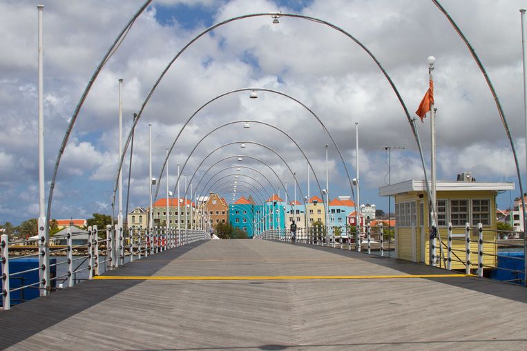 Rustige straten in Willemstad. Ook op Curacao gelden maatregelen tegen het coronavirus. Curacaoenaars mogen alleen de straat op om de supermarkt of bank te bezoeken. Beeld ANP