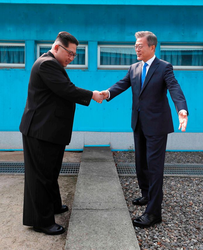 Het historische moment waarop de leiders van Noord- en Zuid-Korea elkaar voor het eerst de hand schudden.