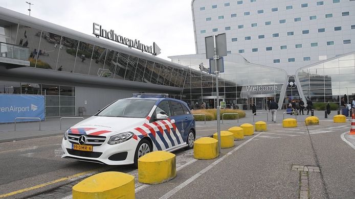 Op last van Belgische autoriteiten werd op Eindhoven Airport onderzoek gedaan door de Koninklijke Marechaussee. De aankomsthal werd daarvoor enige tijd afgesloten. Veel passagiers moesten in hun vliegtuig blijven zitten.