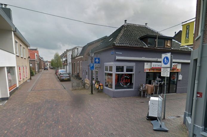 De mishandeling vond plaats voor de deur van een pizzeria in de Fonteinstraat in Leerdam.