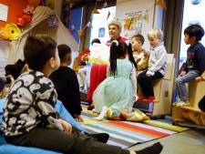 Prinses Laurentien leest voor aan Rotterdamse kleuters