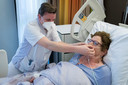 Een patiënte met griep wordt behandeld in het Jeroen Bosch Ziekenhuis in Den Bosch.