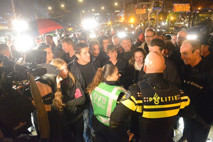 Boeren worden op dit moment nog tegengehouden door de politie, die verhindert dat zij het Binnenhof op kunnen