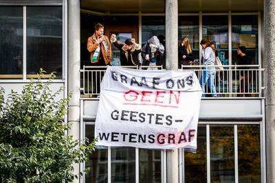 Politie Amsterdam ontruimt het door studenten bezette P.C. Hoofthuis