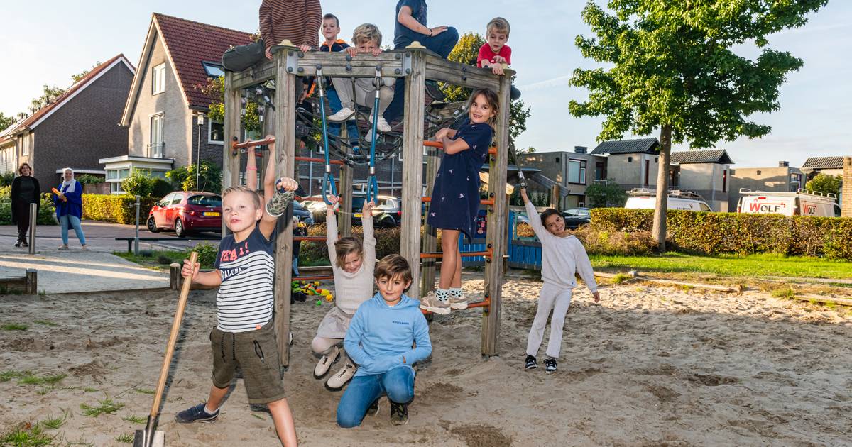 Hoe een verwaarloosde speeltuin de buurt verscheurt: 'Koptelefoons op, anders is het niet te doen' -