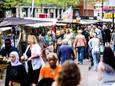 Mensen doen boodschappen op een markt in Dordrecht. Ter illustratie.