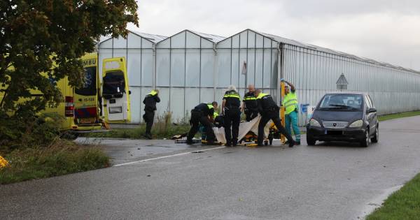 Een fietser is aan het begin van de middag ernstig gewond geraakt bij een aanrijding met een auto op de Middenweg in Poeldijk.