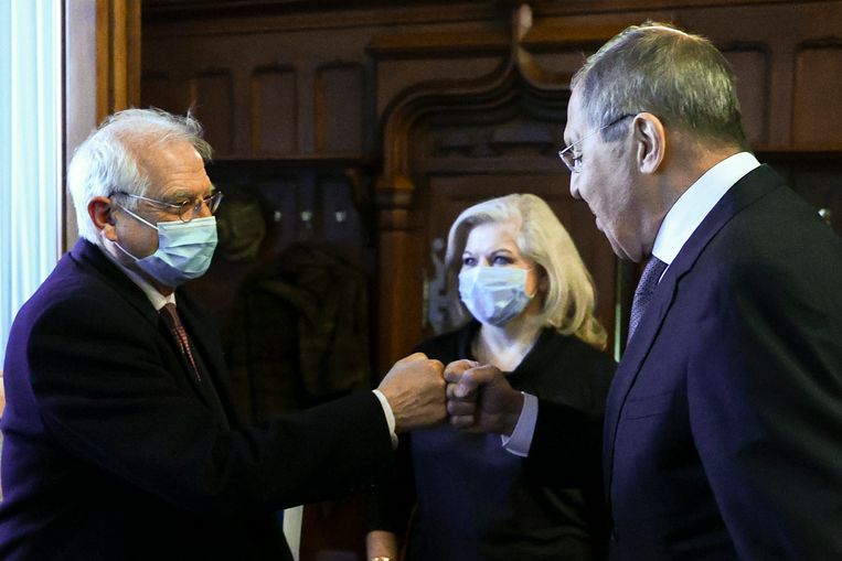 EU-buitenlandvertegenwoordiger Josep Borrell is op bezoek in Moskou en geeft Russisch minister van Buitenlandse Zaken Sergej Lavrov een vuistje ter begroeting. Beeld AP