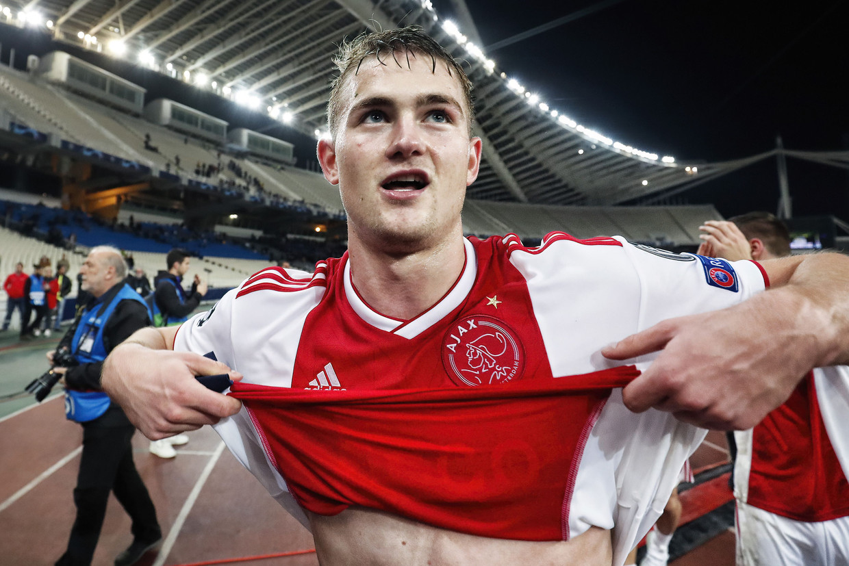 Matthijs de Ligt na afloop van de gewonnen wedstrijd tegen AEK Athene (0-2). Beeld ANP Pro Shots
