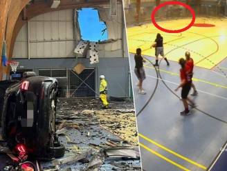 KIJK. Nieuwe beelden tonen hoe sportende kinderen aan ergste ontsnappen op moment dat OHL-speler Kiyine met wagen sporthal binnenvliegt
