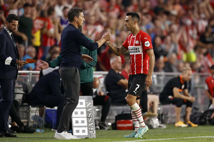 PSV-trainer Roger Schmidt met uitblinker Eran Zahavi.