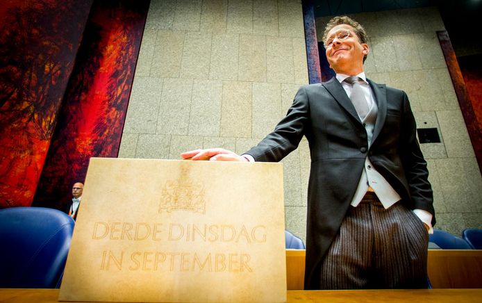 Minister Jeroen Dijsselbloem van Financiën presenteert op de derde dinsdag van september in 2016 het koffertje met de rijksbegroting en miljoenennota.