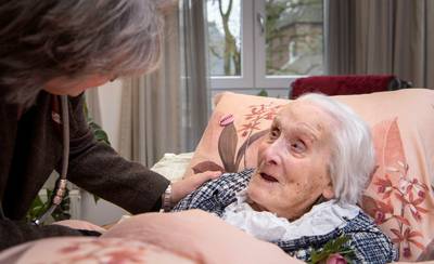 Opstaan gaat niet meer, maar Mini (105) uit Delden geniet nog van de kleine dingen in het leven