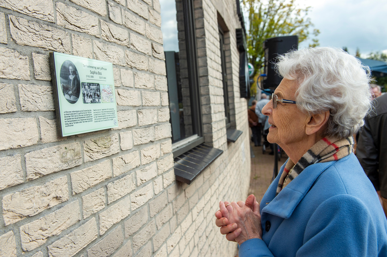 Nel Smit-Hopperus Buma bekijkt de plaquette voor haar juf Sophia Bos.