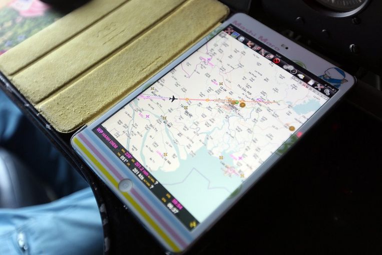 Via een kaart op een iPad wordt gezocht naar de vermiste vlucht Beeld ANP