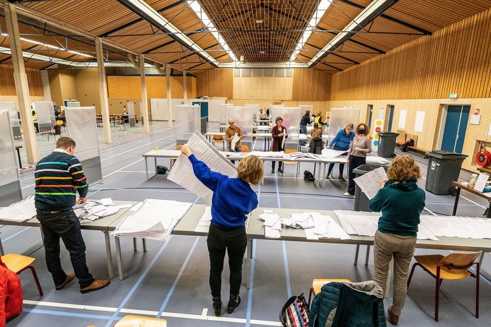 De stembrieven vielen dit jaar wel erg groot uit in Nederland door het hoge aantal lijsten. Meer dan dertig partijen probeerden een zetel te veroveren.