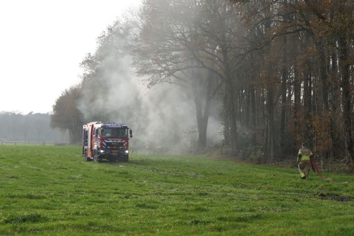 De brand heeft voor erg veel rookontwikkeling gezorgd in het buitengebied van Enschede.