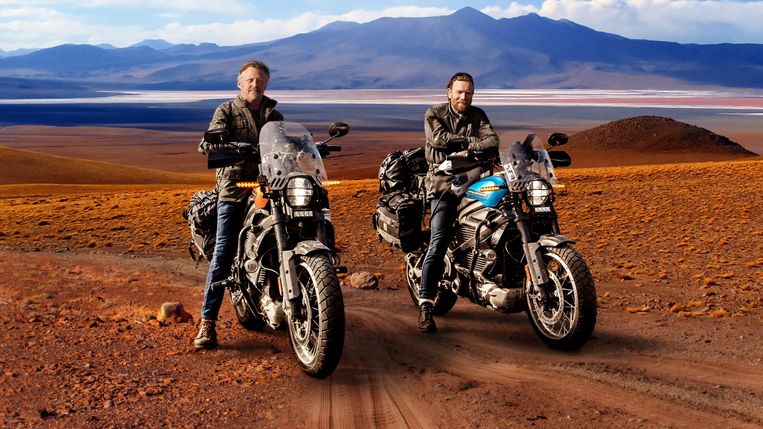 Charley Boorman (l.) en Ewan McGregor op hun elektrische motoren in 'Long Way Up'. Beeld TMDB