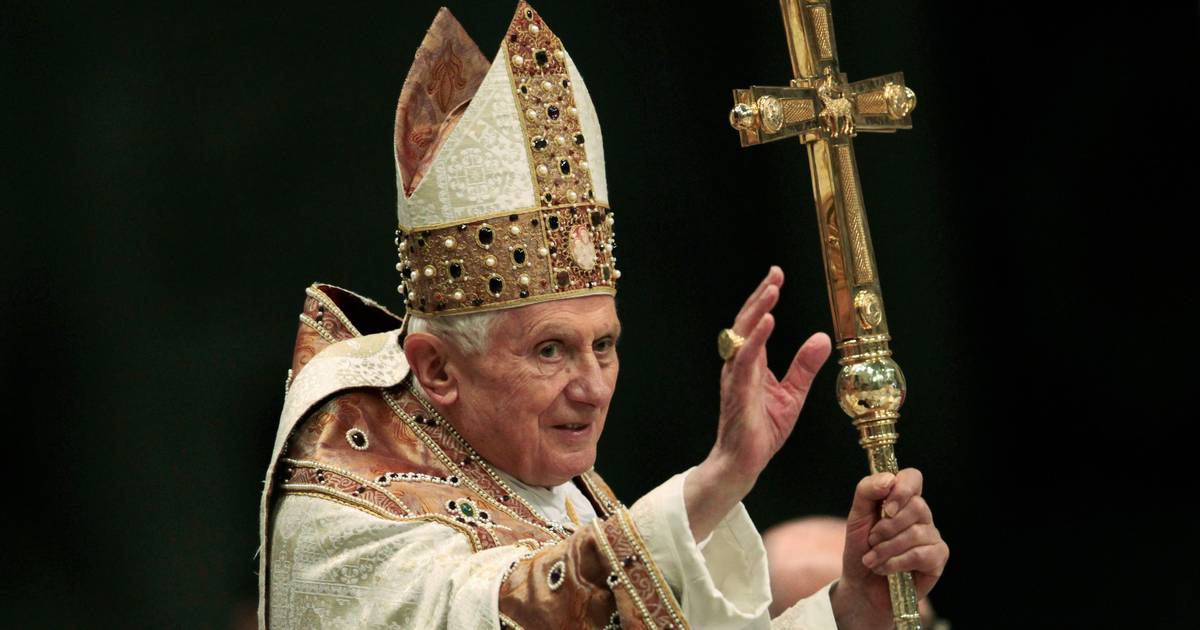 Епископская митра католическая. Папа бенедикт 16 в тиаре. Головной убор папы 5. Тиара папы римского. Папская тиара.