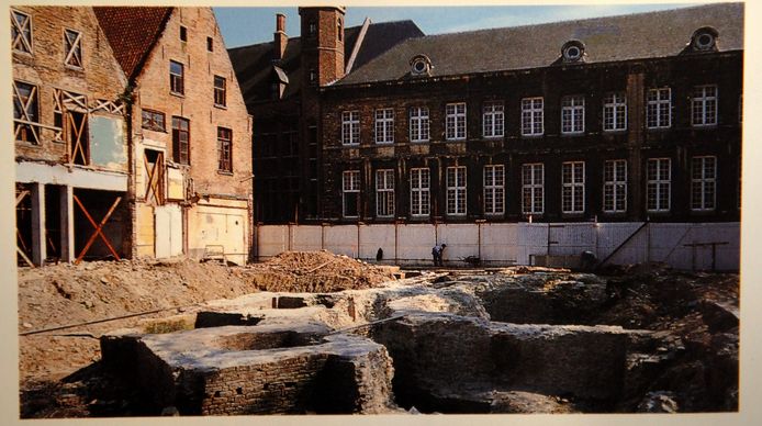 Opgravingen op de Burg in Brugge. De restanten van de Sint-Donaaskerk komen bloot te liggen.