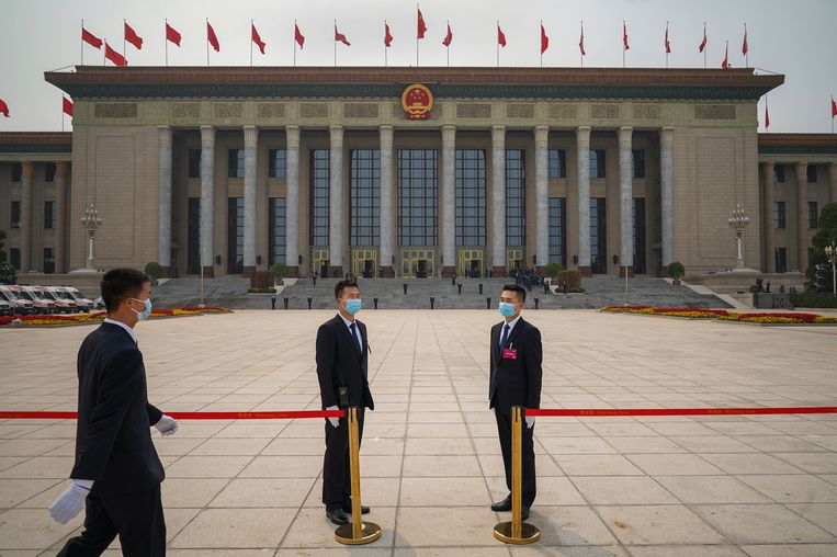 Beveiligers voor de Grote Hal van het Volk voorafgaand aan het Chinese Volkscongres.  Beeld Getty Images