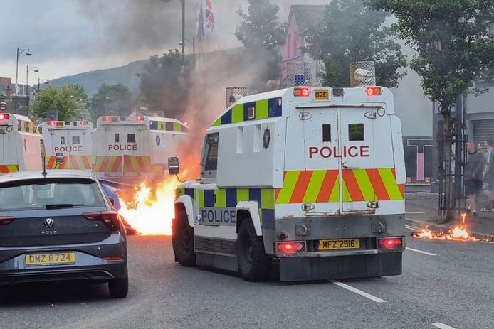 Agenten van de Politie van Noord-Ierland houden de wacht bij een wegversperring in Belfast, Noord-Ierland, na een anti-islamitisch protest buiten het stadhuis van Belfast op zaterdag 3 augustus 2024. (David Young/PA via AP)