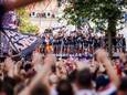 Groot feest op de Heuvel: de spelers van Willem II worden gehuldigd na het behalen van de Keuken Kampioen Divisie-titel.