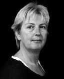 Karin Grijpstra werd op zondagochtend 23 februari dood aangetroffen door haar dochter. De 55-jarige vrouw lag in de sloot nabij de lange oprit van haar huis aan De Wier in Cornjum.