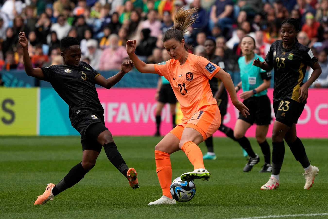 Controversiële Spaanse coach maakt Oranje Leeuwin Egurrola verdrietig ...