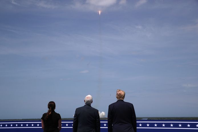 Vicepresident Mike Pence (midden), zijn vrouw Karen Pence  en president Donald Trump bekijken de lancering van de Crew Dragon van SpaceX.