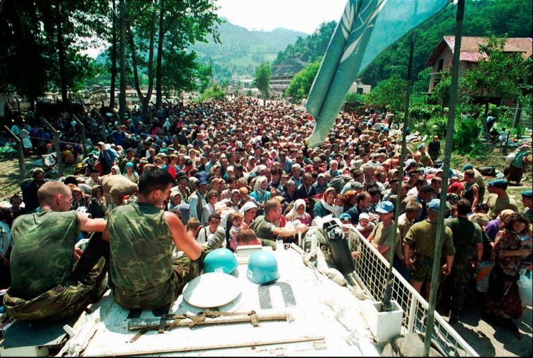 Dutchbatters zien hoe moslimvluchtelingen uit Srebenica zich op 13 juli 1995 verzamelen in het dorp Potocari, 5 kilometer ten noorden van Srebenica. Beeld AP