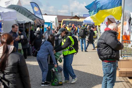 Vluchtelingen worden opgevangen in Medyka, aan de Pools-Oekraïense grens.  