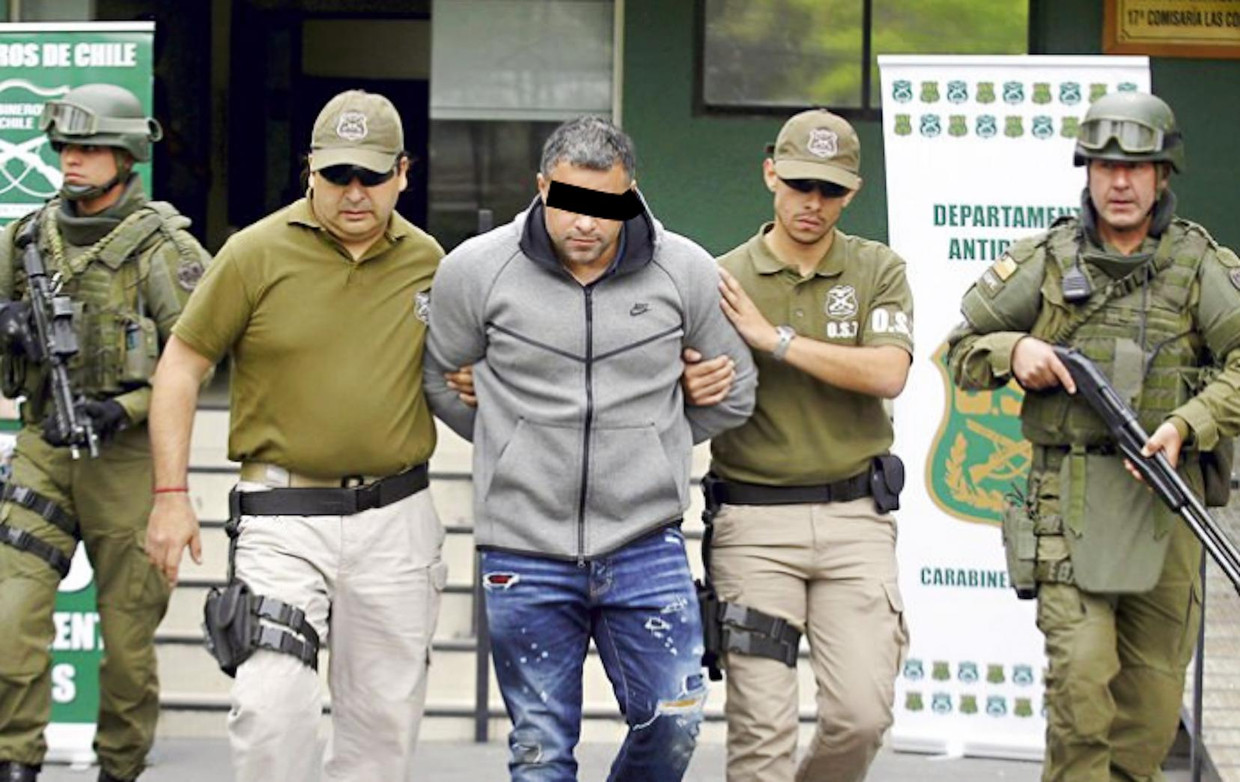 'Rico de Chileen' wordt in oktober 2017 in Chili opgepakt in de garage van een hotel waar hij verbleef met zijn Colombiaanse vriendin Beeld  