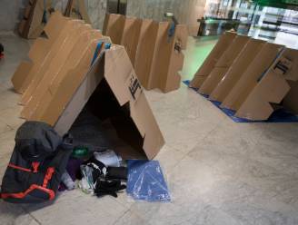 Brusselse daklozen krijgen tentjes van karton