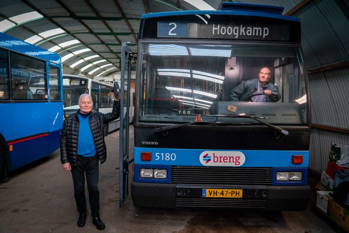 Voorzitter Herman Wilmer van de Stichting Trolleymaterieel Arnhem naast de ‘5180', een jongeling van bouwjaar 1990 uit de collectie. Achter het stuur zit vrijwilliger Querien van der Linde, die geregeld met de ‘Broodbus’ op de weg zit.