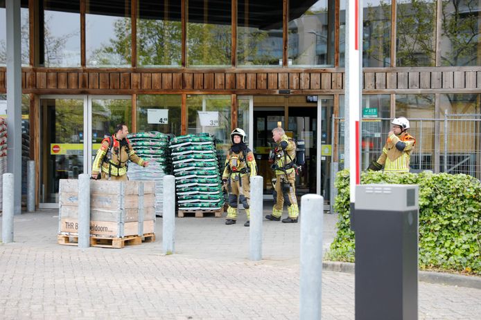 Bij de Praxis aan de Laan van België in Roosendaal heeft bij de kantine op de eerste verdieping een brand gewoed.