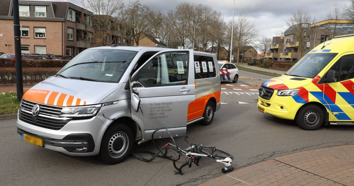 Wielrenner raakt gewond bij botsing met bestelbus.