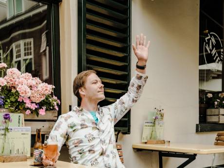 Sjakko Stronks (30) is een blije barman, en deze zomer nóg blijer: ‘De vibe is terug en dat is echt heel tof’