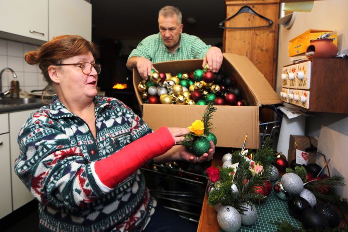 Annemiek Ottenhoff bij het maken van kerststukjes, gesponsord door Rob Vlemmix op de achtergrond, voor verzorgingshuizen.