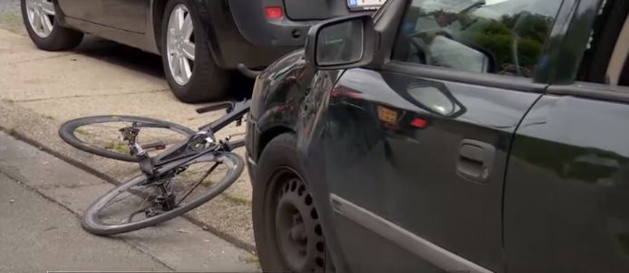 Een verwrongen fiets op de plaats van het ongeval.
