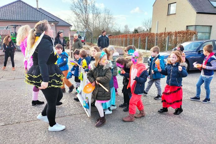 De kinderen van basisschool De Zonnevlier uit Vlierzele trokken voor hun kindercarnavalsstoet 'de wereld rond'.
