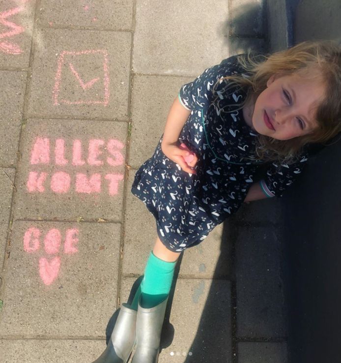 Anke en haar dochter Lou gaven hun straat hartjes met krijtgraffiti